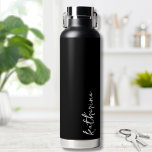 Gepersonaliseerde zwarte Jouw naam script minimali Waterfles<br><div class="desc">Eenvoudig maar verbluffend. Personaliseer deze waterfles met jouw naam,  of een naam van geliefden. Een eenvoudige elegante scripttypografie met een meisjesrand. Wijzig de achtergrond- en lettertypekleuren naar alles wat u wilt. Zwart Wit Trendy Eenvoudig Jouw naam Minimalistische Waterfles</div>