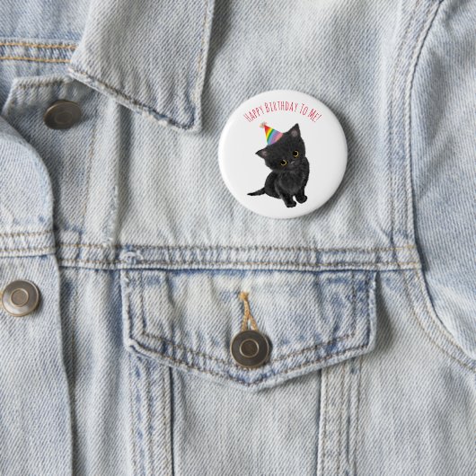 Gepersonaliseerde zwarte kitten verjaardagsbadge ronde button 5,7 cm (In situ)