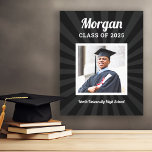 Gepersonaliseerde Zwarte Klasse van 2025 Afstudere Canvas Afdruk<br><div class="desc">Moderne, zwarte canvaswandkunst zal je afstuderen nog jaren laten zien. Het ontwerp kenmerkt een vierkante foto van het afstudeerder dat in wit met eenvoudige en klassieke voornaam, klassenjaar, en schoolnaamformulering wordt gevormd die kan worden gepersonaliseerd. Omvat een subtiel sterburstpatroon. De zwarte achtergrondkleur kan worden gewijzigd om met school of fotokleuren...</div>