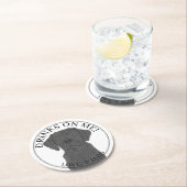 Gepersonaliseerde zwarte labrador bruiloft ronde kartonnen onderzetter (Insitu)