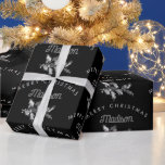 Gepersonaliseerde zwarte retro Merry Christmas Mon Cadeaupapier<br><div class="desc">Een gepersonaliseerd modern "Merry Christmas" retro monogram ontwerp met een Xmas zwarte achtergrond kleur. Een ideaal feestelijk ontwerp op maat voor de feestdagen. Pas het monogram aan en maak het uw eigen!</div>