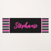 Gepersonaliseerde zwarte, roze en witte strepen yogamat (Achterkant (horizontaal))