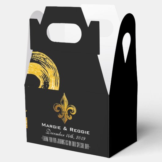 GEPERSONALISEERDE ZWARTE WIT EN GOLD FLEUR DE LIS BEDANKDOOSJES (Geopend)