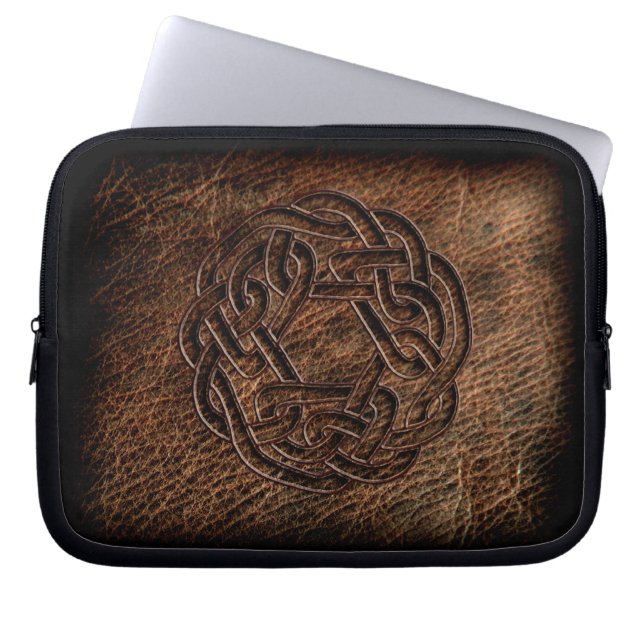 Geperste celtic knot op genieerd leder laptop sleeve (Voorkant)