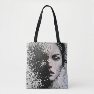 Gepixeliseerd portret in poëtische grijstinten tote bag