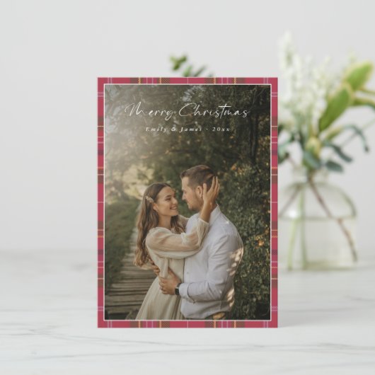 Geplaatst Modern Script Eerste getrouwde kerstfoto Feestdagenkaart (Staand voorkant)