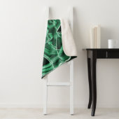 Geplette en overlappende groene acryltapecutouts sherpa deken (In situ)