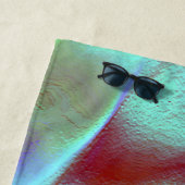 Gepolijst gesteente in chroompaars strandlaken (In situ)