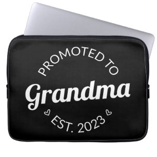 Gepritiseerd naar oma Est. 123 Laptop Sleeve