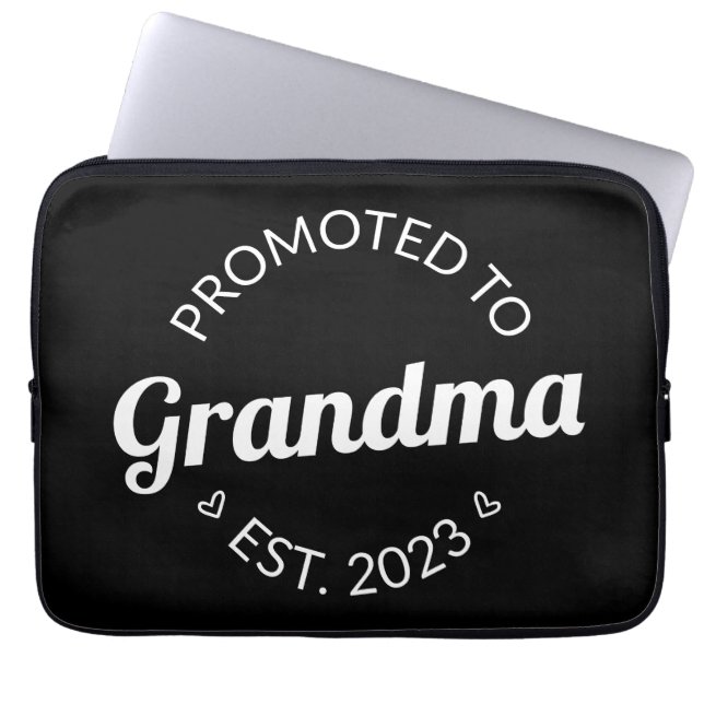 Gepritiseerd naar oma Est. 123 Laptop Sleeve (Voorkant)