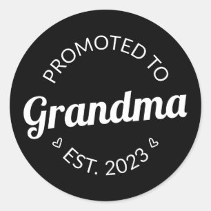 Gepritiseerd naar oma Est. 123 Ronde Sticker