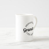 Gepritiseerd naar oma Est. 2021 I Porselein Kop (Voorkant rechts)