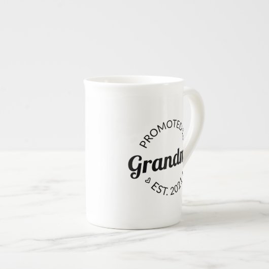 Gepritiseerd naar oma Est. 2021 I Porselein Kop (Voorkant rechts)