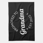 Gepritiseerd naar oma Est. 2022 I Theedoek (Verticaal)