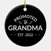 Gepritiseerd naar oma Est. 2022 II Keramisch Ornament (Achterkant)