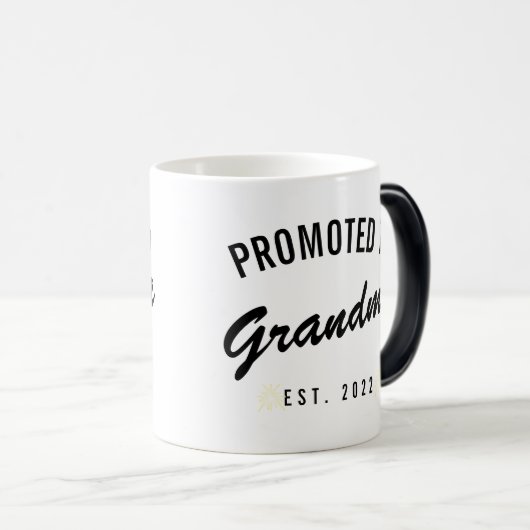 Gepritiseerd naar oma Est. 2022 Magische Mok (Voorkant rechts)