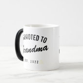 Gepritiseerd naar oma Est. 2022 Magische Mok (Voorkant links)