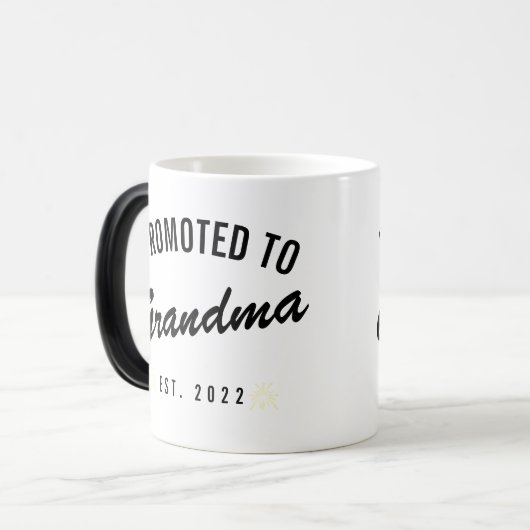 Gepritiseerd naar oma Est. 2022 Magische Mok (Voorkant links)