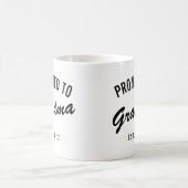 Gepritiseerd naar oma Est. 2022 Magische Mok (Center)