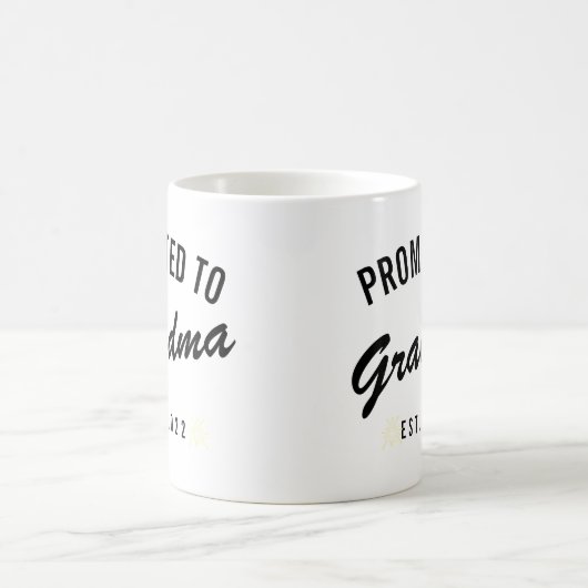 Gepritiseerd naar oma Est. 2022 Magische Mok (Center)