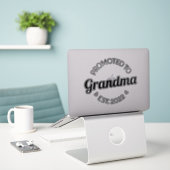 Gepritiseerd naar oma Est. 2022 Sticker (Laptop op bureau)