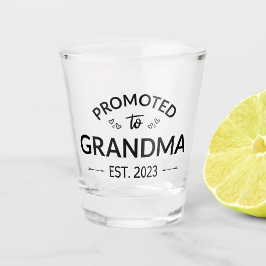 Gepritiseerd naar oma Est. 2023 II Shot Glas (Voorkant)