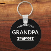 Gepritiseerd naar opa e.st. 2023 II Sleutelhanger (Voorkant)