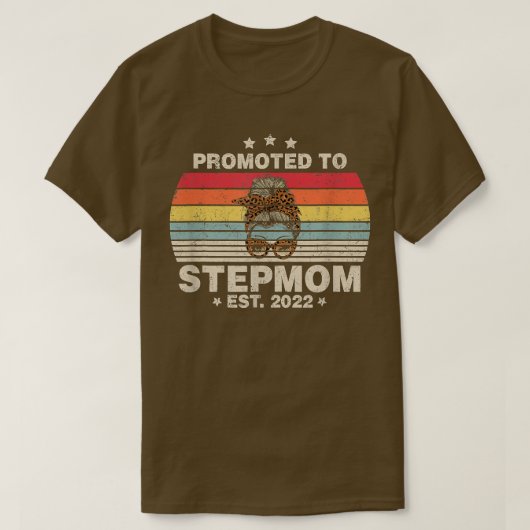 Gepritiseerd naar Stepmam Est 2022 Women Retro Fir T-shirt (Design voorkant)
