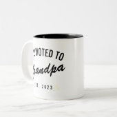 Gepritiseerd tot opa Est. 2023 Tweekleurige Koffiemok (Voorkant links)