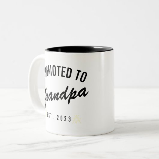 Gepritiseerd tot opa Est. 2023 Tweekleurige Koffiemok (Voorkant links)