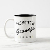 Gepritiseerd tot opa Est. 2023 Tweekleurige Koffiemok (Links)