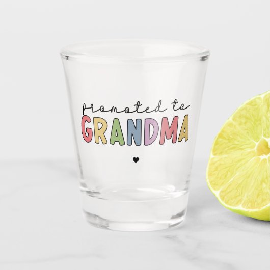 Gepritiseerd voor oma New Grandma om cadeaus te zi Shot Glas (Voorkant)