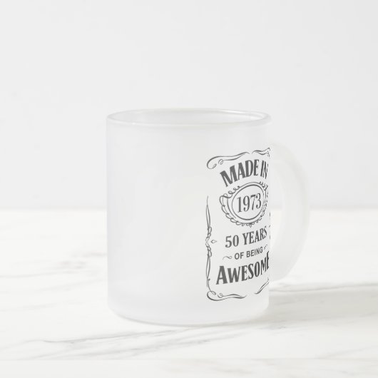 Geproduceerd in 1973 50 jaar geweldige 2023 dag matglas koffiemok (Voorkant rechts)