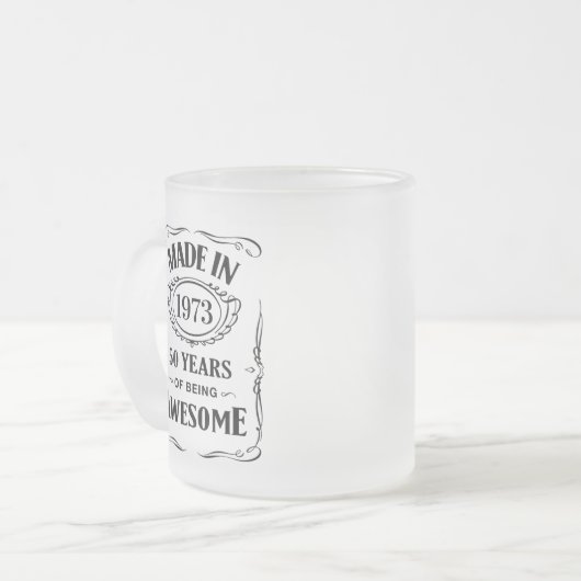 Geproduceerd in 1973 50 jaar geweldige 2023 dag matglas koffiemok (Voorkant links)