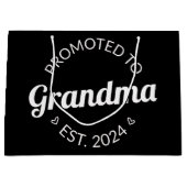Gepromoveerd bij oma Est. 2024 I Groot Cadeauzakje (Voorkant)