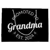 Gepromoveerd bij oma Est. 2024 I Groot Cadeauzakje (Achterkant)
