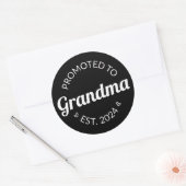 Gepromoveerd bij oma Est. 2024 I Ronde Sticker (Envelop)