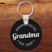 Gepromoveerd bij oma Est. 2024 I Sleutelhanger (Achterkant)