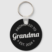 Gepromoveerd bij oma Est. 2024 I Sleutelhanger (Achterkant)