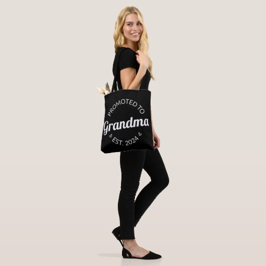 Gepromoveerd bij oma Est. 2024 I Tote Bag (Op model)