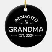 Gepromoveerd bij oma Est. 2024 II Keramisch Ornament (Achterkant)