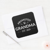 Gepromoveerd bij oma Est. 2024 II Vierkante Sticker (Envelop)