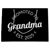 Gepromoveerd bij oma Est. 2025 I Groot Cadeauzakje (Voorkant)