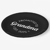 Gepromoveerd bij oma Est. 2025 I Papieren Bordje (Gekanteld)