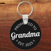 Gepromoveerd bij oma Est. 2025 I Sleutelhanger (Achterkant)