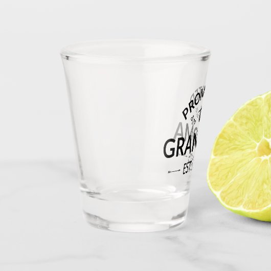Gepromoveerd bij oma Est. 2025 II Shot Glas (Links)