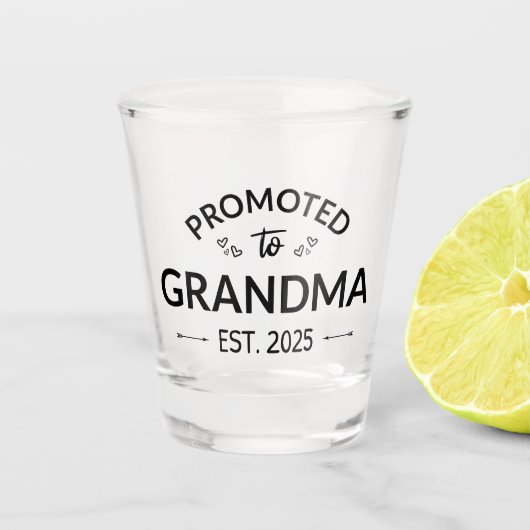 Gepromoveerd bij oma Est. 2025 II Shot Glas (Voorkant)