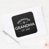 Gepromoveerd bij oma Est. 2025 II Vierkante Sticker (Envelop)