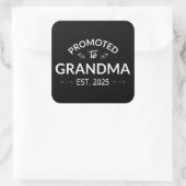 Gepromoveerd bij oma Est. 2025 II Vierkante Sticker (Tas)