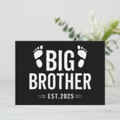 Gepromoveerd naar Big Brother Est. 2025 Baby Aanko Aankondiging (Staand voorkant)